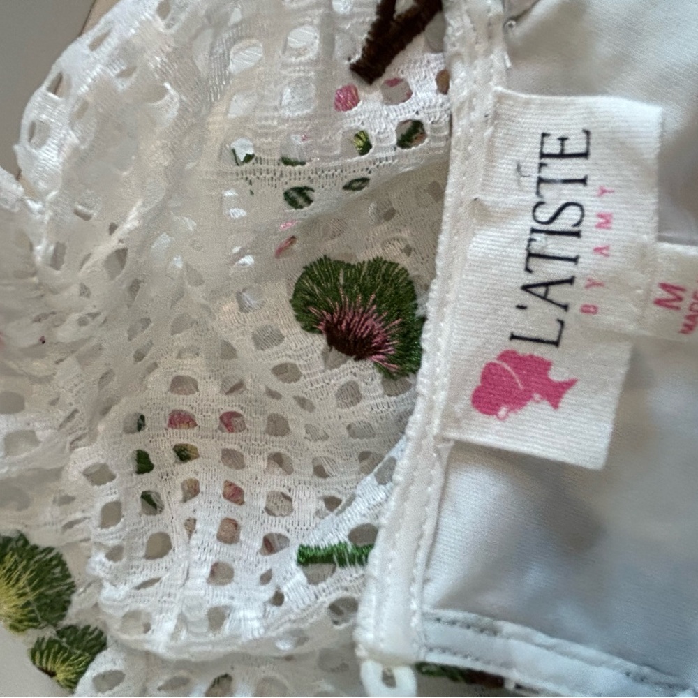 L’ATISTE ELEGANT SUMMER WHITE TEXTURE V-NECK FLORAL DETAILED RUFFLE DRESS Size M - Picture 6 of 6
